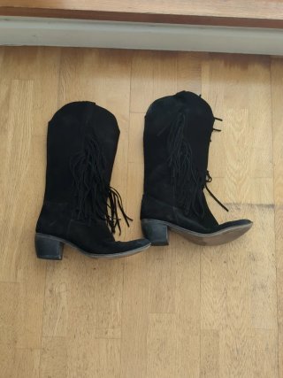 Botas cowboy negras con flecos