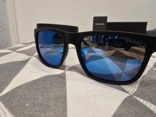 Occhiali da sole Prada neri con lenti blu