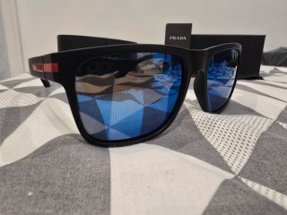 Occhiali da sole Prada neri con lenti blu