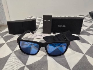 Occhiali da sole Prada neri con lenti blu