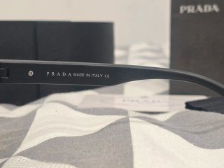 Occhiali da sole Prada neri con lenti blu