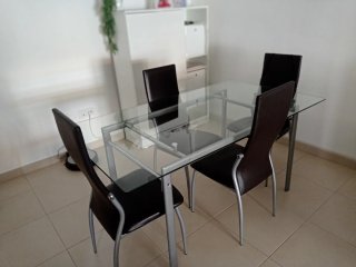 Mesa cristal duro con 4 sillas