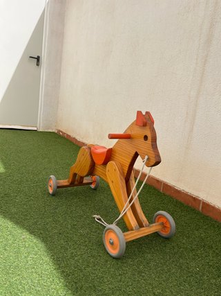 Caballito de madera con ruedas