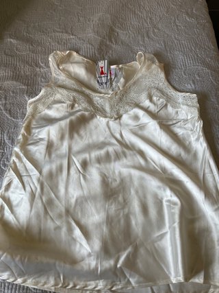 Pijama de satén blanco