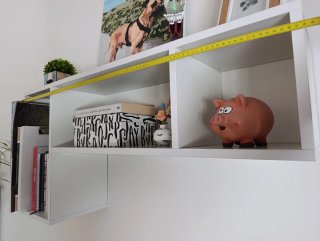 Estantería de pared blanca