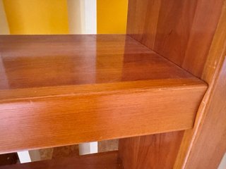 Estantería de madera fuerte y estable a limpiar .