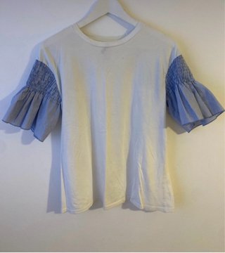 Camiseta blanca con mangas azules