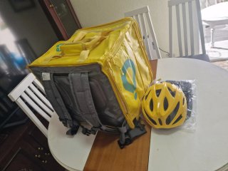 Mochila Glovo + Casco y Chubasquero Amarillo