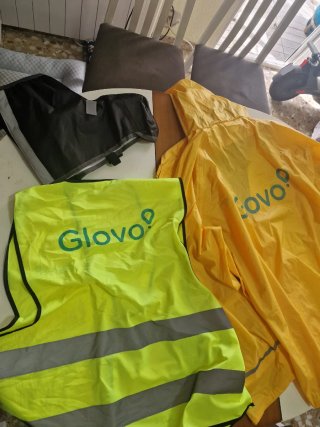 Mochila Glovo + Casco y Chubasquero Amarillo