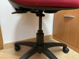 Silla de oficina ergonómica roja