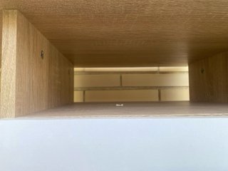 Escritorio madera claro con cajones blancos