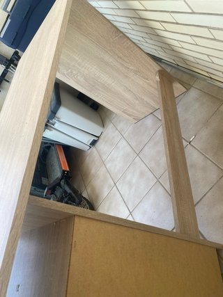 Escritorio madera claro con cajones blancos