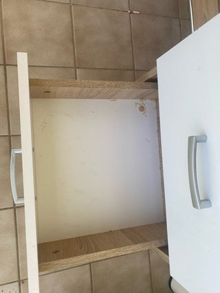 Escritorio madera claro con cajones blancos