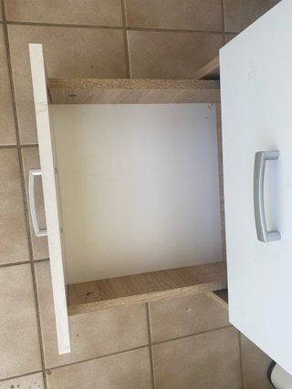 Escritorio madera claro con cajones blancos