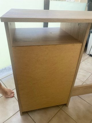 Escritorio madera claro con cajones blancos