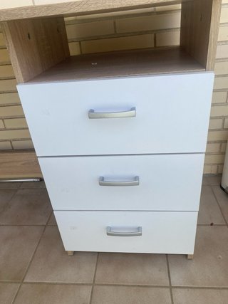 Escritorio madera claro con cajones blancos