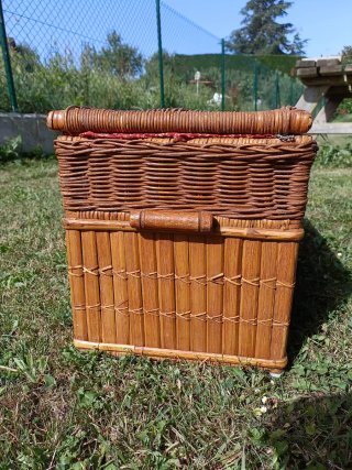 Baúl de mimbre y bambú decorado