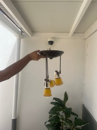 Lámpara de forja con tulipas amarillas