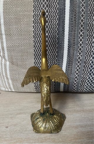 Figura bronce grulla con gema roja