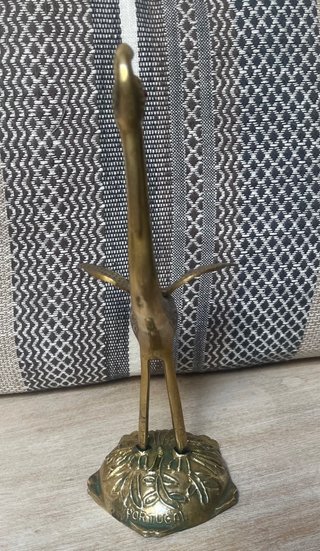 Figura bronce grulla con gema roja