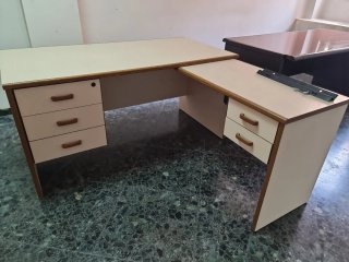 Mesa de oficina con esquinera beige y marrón