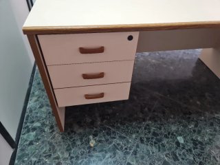 Mesa de oficina con esquinera beige y marrón