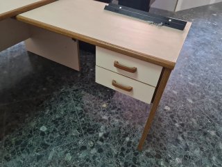 Mesa de oficina con esquinera beige y marrón