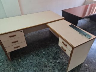 Mesa de oficina con esquinera beige y marrón