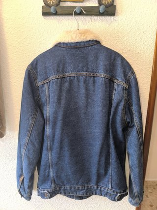 Chaqueta vaquera con cuello de borrego.