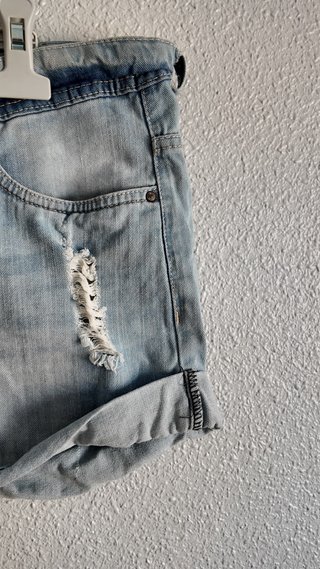 Pantalón corto talle bajo desgastado