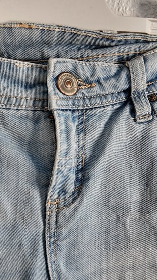Pantalón corto talle bajo desgastado