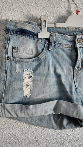 Pantalón corto talle bajo desgastado