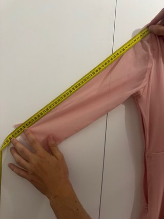 Vestido corto invitada rosa con cinturón de flores