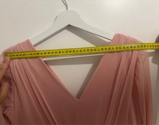 Vestido corto invitada rosa con cinturón de flores