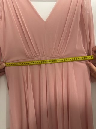 Vestido corto invitada rosa con cinturón de flores