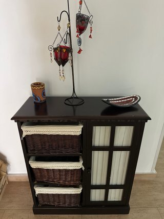 Mueble recibidor rústico con cestas
