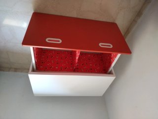 Baúl de almacenaje rojo y blanco