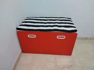 Baúl de almacenaje rojo y blanco