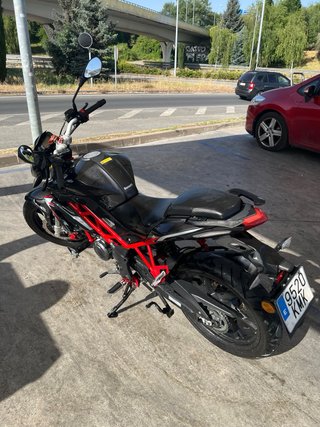Benelli BN 125cc Negra y Roja