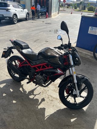 Benelli BN 125cc Negra y Roja