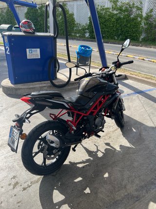 Benelli BN 125cc Negra y Roja