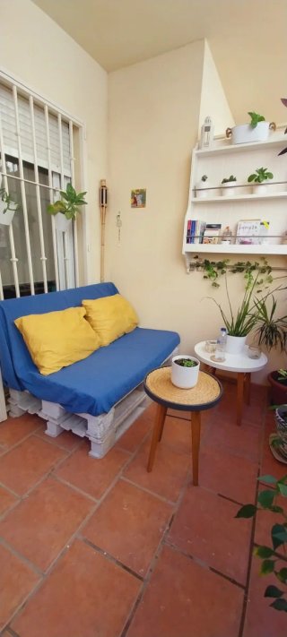 Sofá Palet Azul y Blanco. Estantería pared+2 mesas