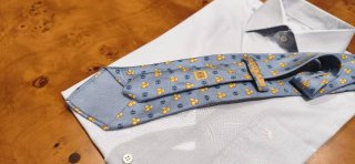 CORBATA LOEWE, SEDA NATURAL, SER. FRUTOS, CELESTE.