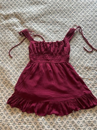 Vestido corto color magenta con volantes