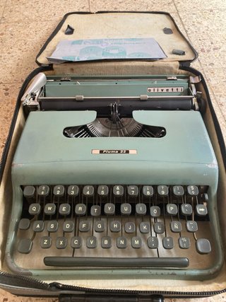 Máquina de escribir Olivetti Pluma 22