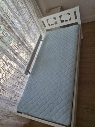 Cama infantil blanca con barandilla