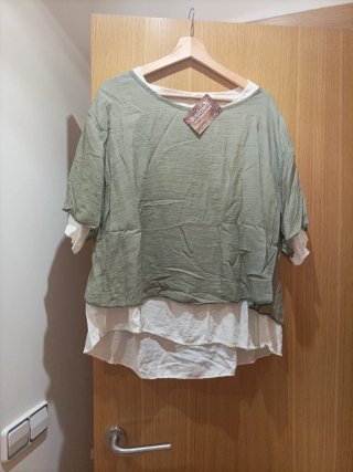 Blusa doble Boulevard verde y beige talla única.