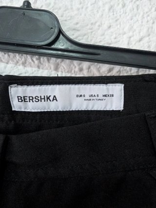 Falda short Bershka negra