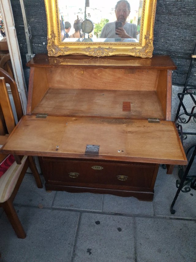 Escritorio antiguo de madera
