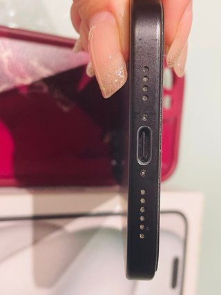 iPhone 15 Plus Negro con Funda Roja